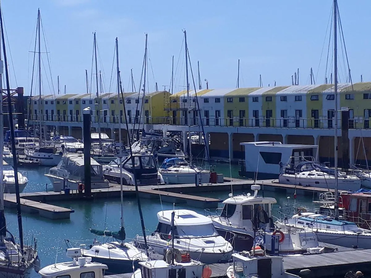 Fantastic Waterside Apartment In Brighton Marina