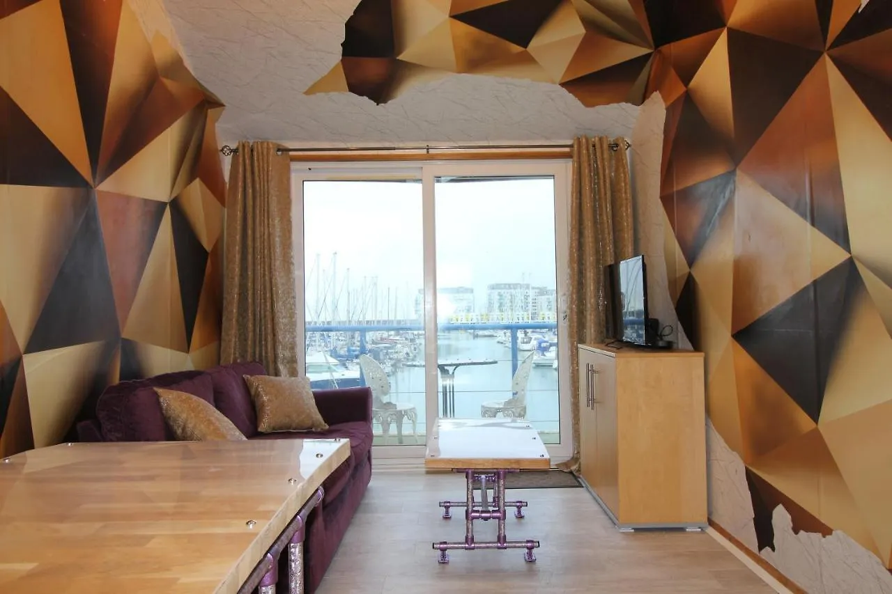 Fantastic Waterside Apartment In Brighton Marina