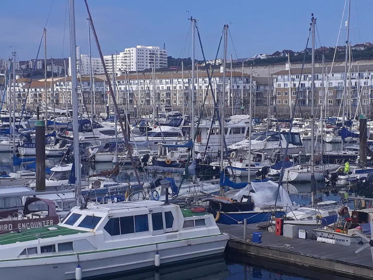 Fantastic Waterside Apartment In Brighton Marina