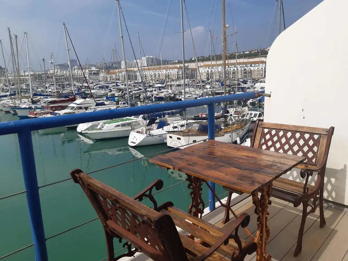 Fantastic Waterside Apartment In Brighton Marina